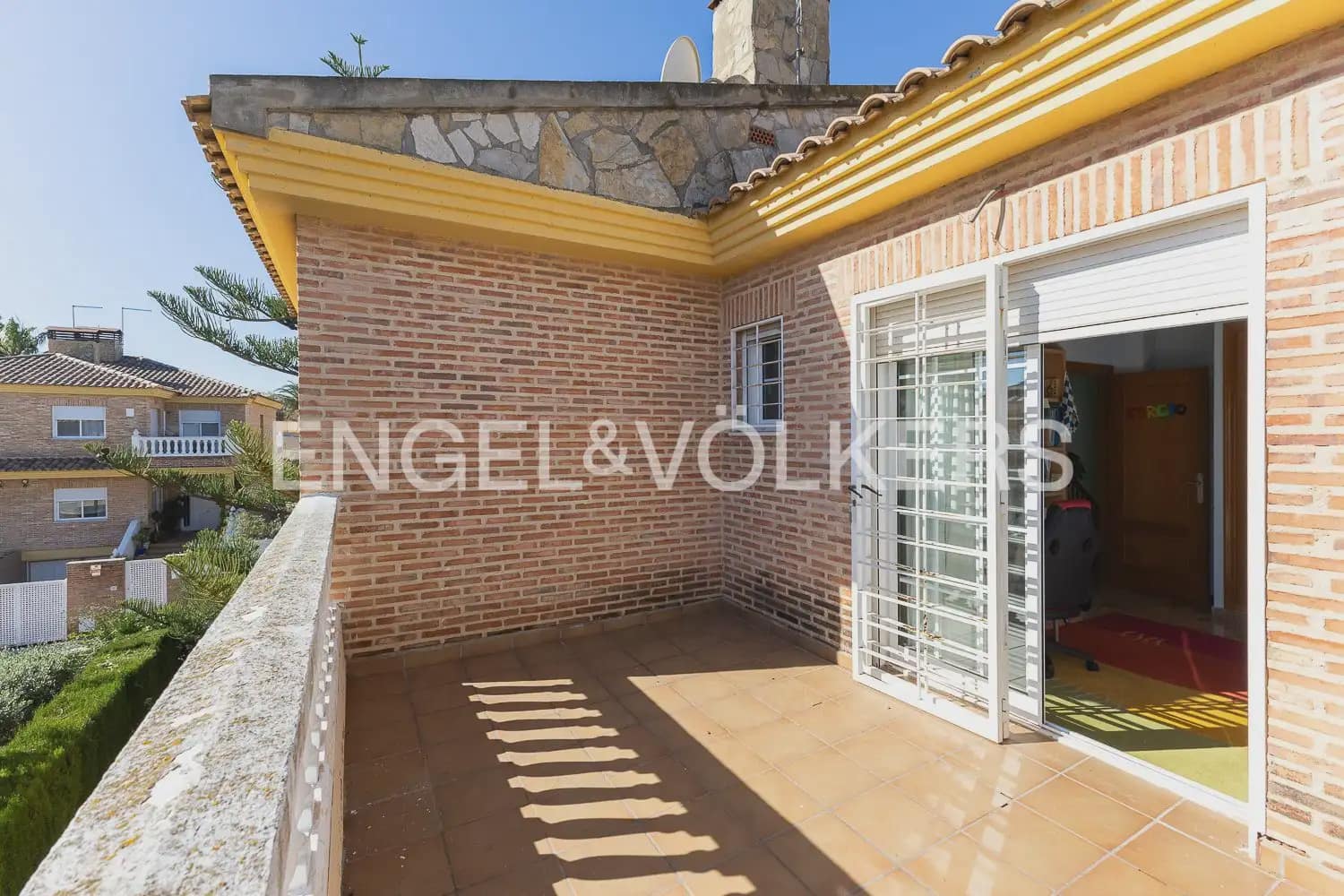 4 bedroom Villa for sale in Torrent with garage - € 659,000 (Ref: 9898209)