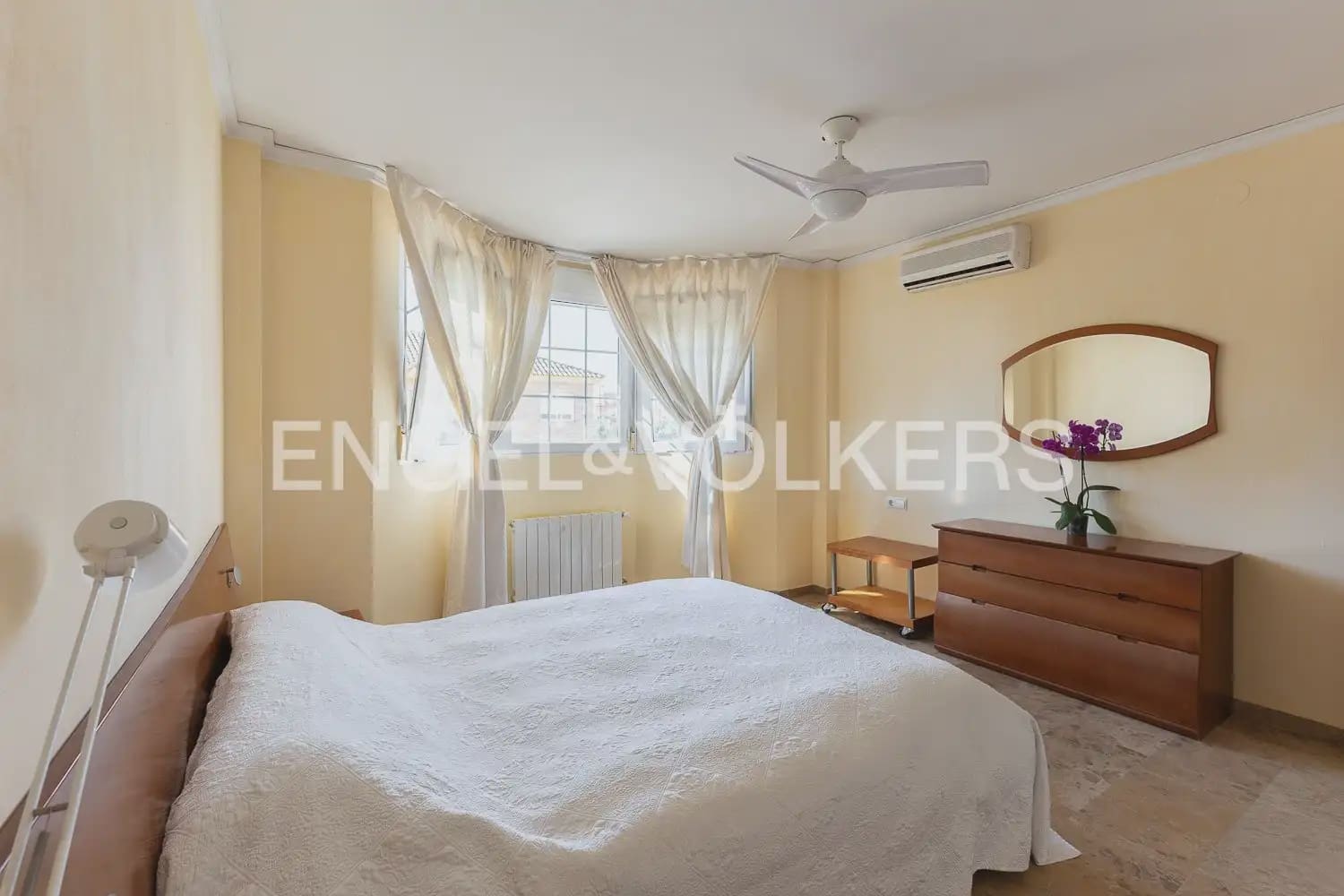 4 bedroom Villa for sale in Torrent with garage - € 659,000 (Ref: 9898209)