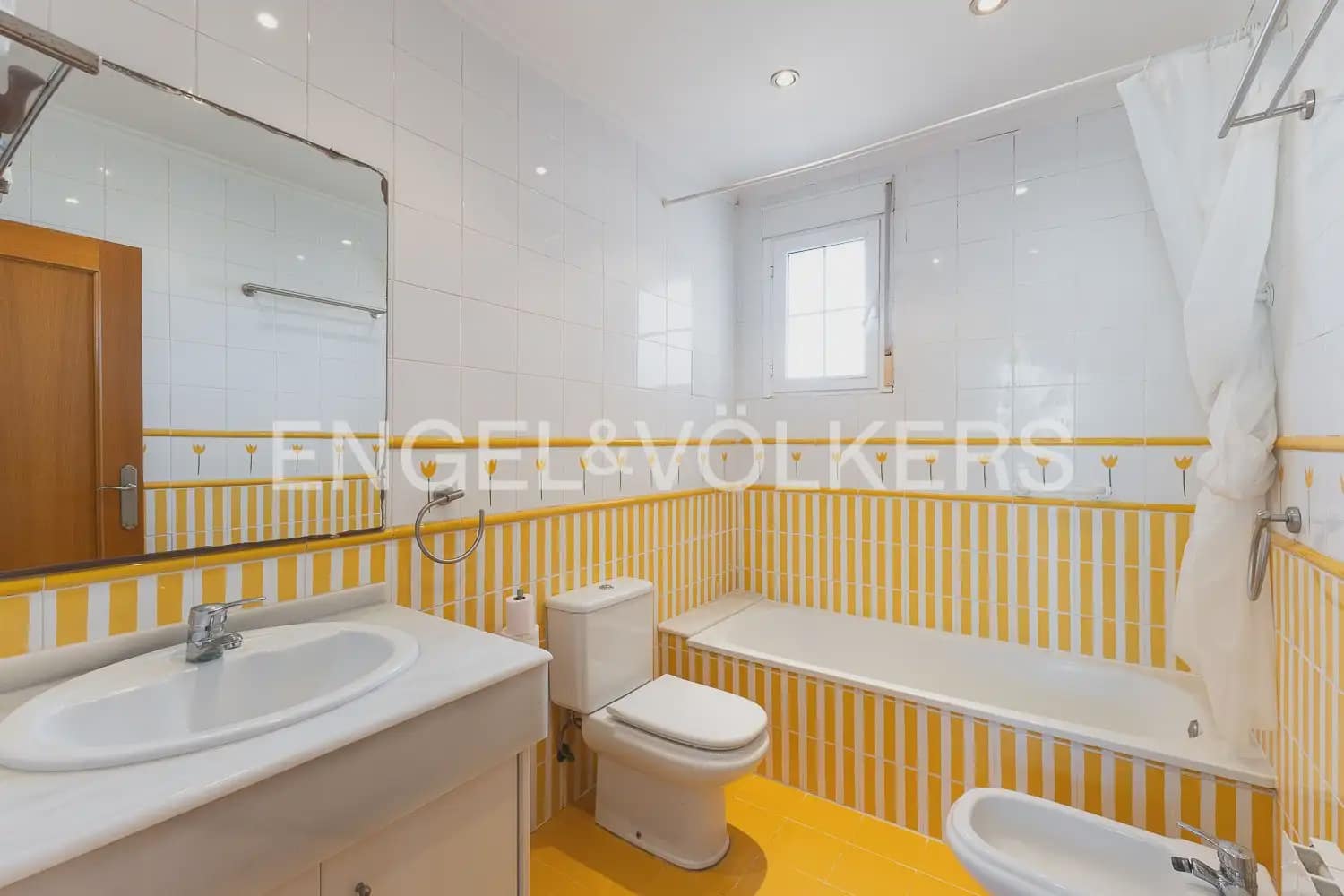 4 bedroom Villa for sale in Torrent with garage - € 659,000 (Ref: 9898209)