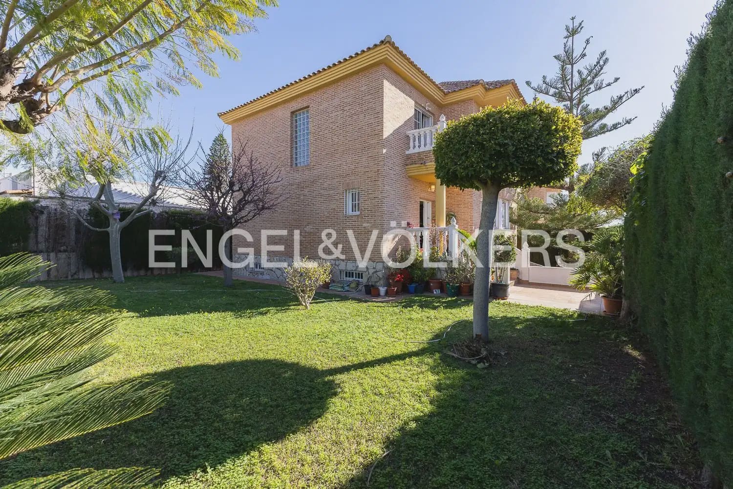 4 bedroom Villa for sale in Torrent with garage - € 659,000 (Ref: 9898209)