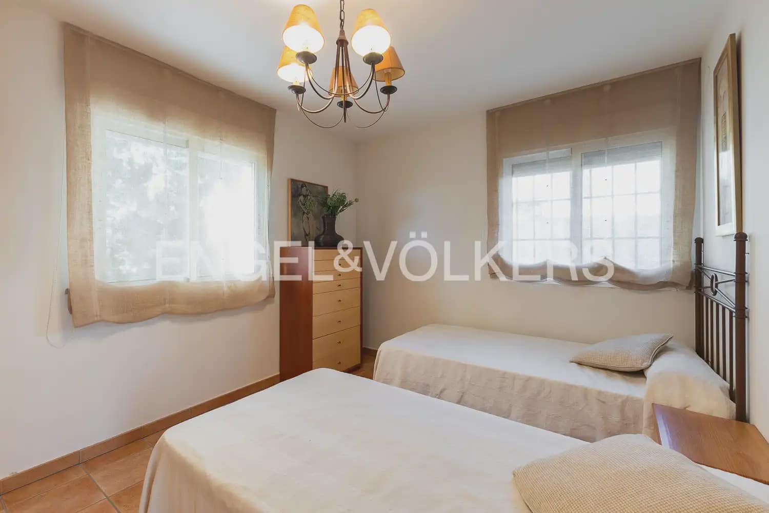 8 makuuhuone Huvila myytävänä paikassa Oliva mukana 
autotalli - 550 000 € (Ref: 9898224)