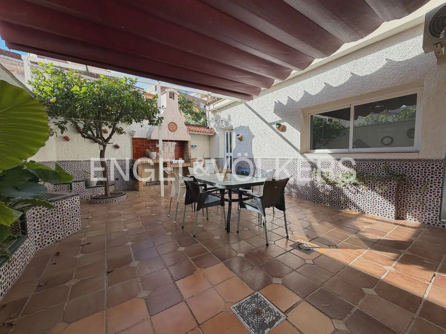 5 bedroom Townhouse for rent in Valencia city - € 4,000 (Ref: 9898225)