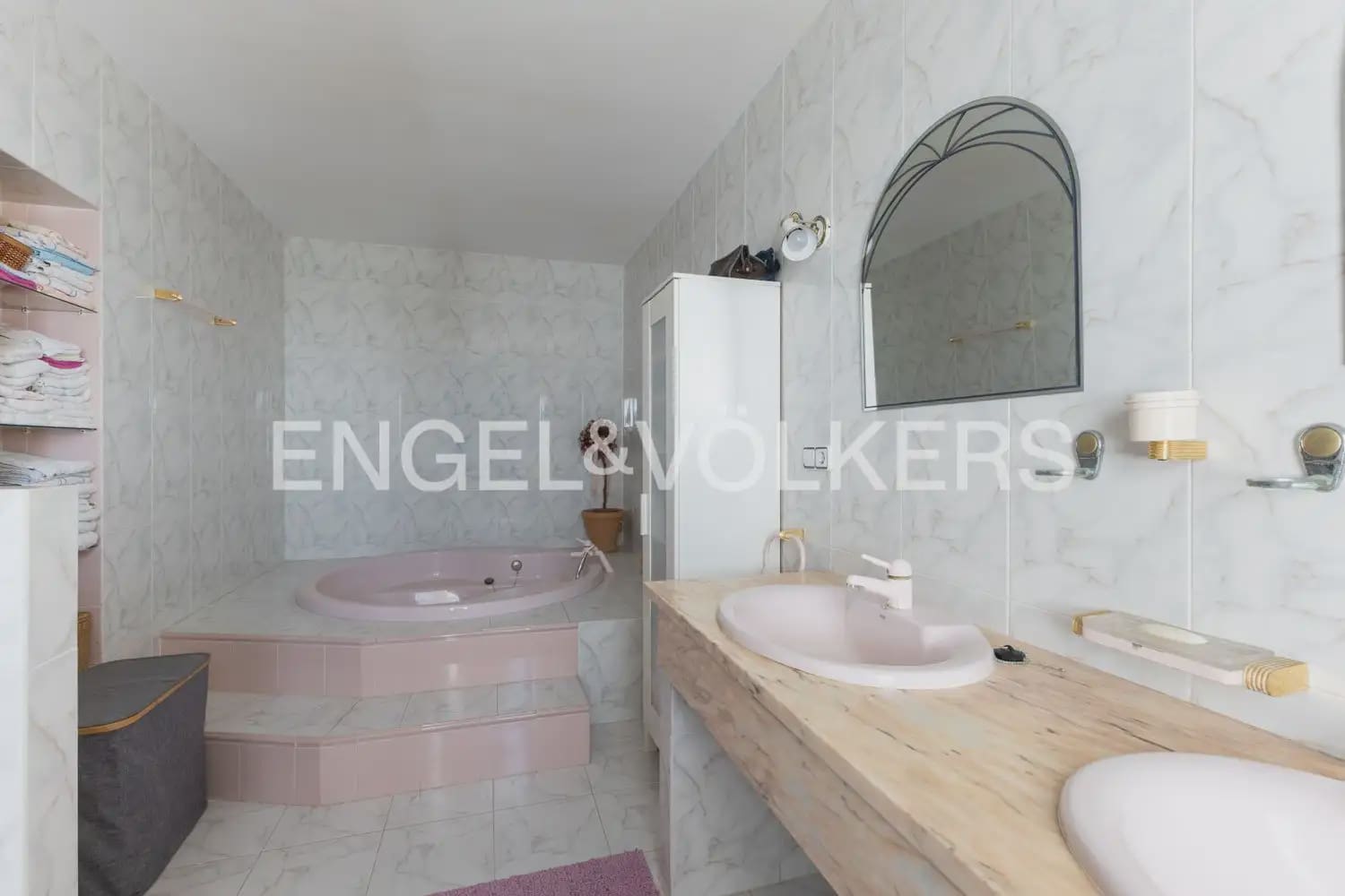 5 bedroom Villa for sale in Alcala de Xivert with pool garage - € 775,000 (Ref: 9898227)