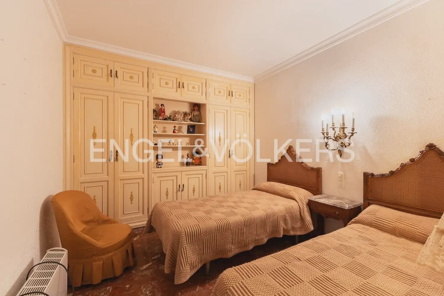 4 bedroom Townhouse for sale in Guadassuar with garage - € 315,000 (Ref: 9898238)