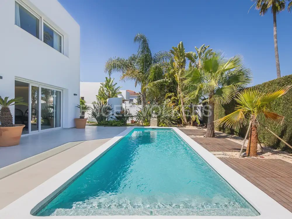 Villa/Maison de 4 chambres à louer à Denia avec piscine garage - 5 500 € (Ref: 9898239)