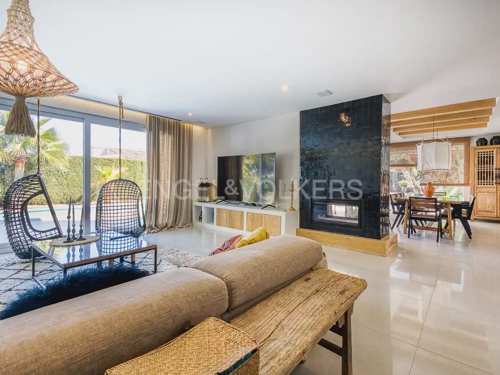 Villa/Maison de 4 chambres à louer à Denia avec piscine garage - 5 500 € (Ref: 9898239)