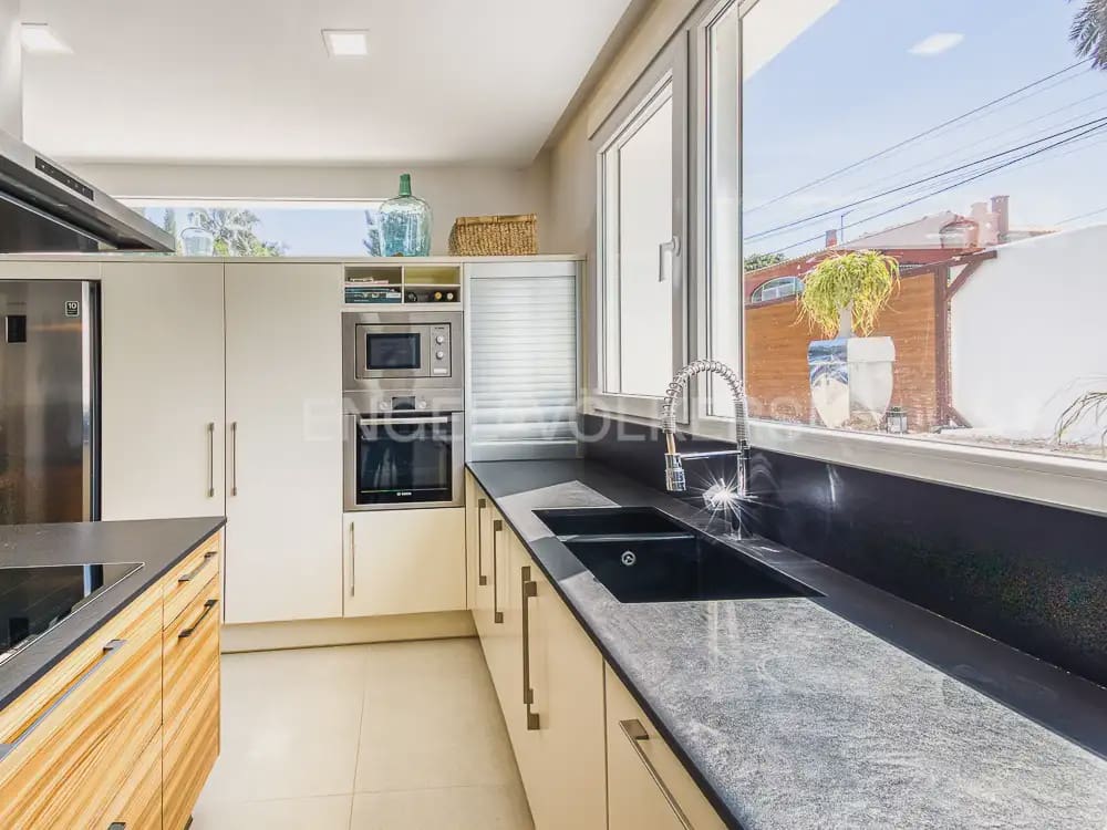 Villa/Maison de 4 chambres à louer à Denia avec piscine garage - 5 500 € (Ref: 9898239)