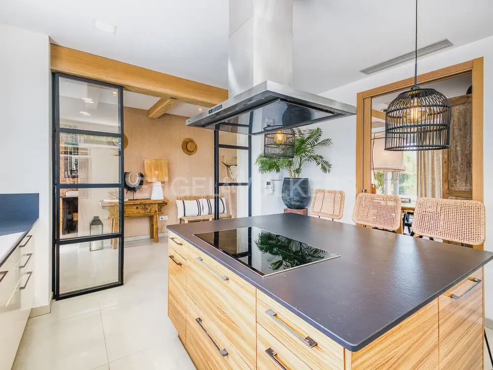 Villa/Maison de 4 chambres à louer à Denia avec piscine garage - 5 500 € (Ref: 9898239)