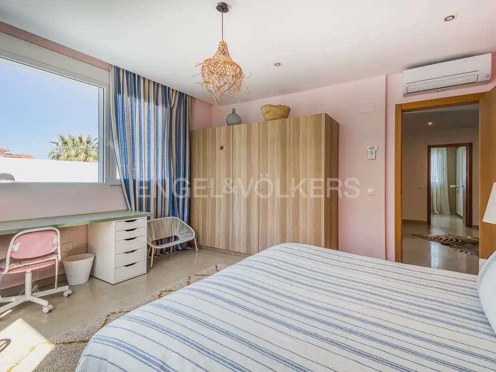 Villa/Maison de 4 chambres à louer à Denia avec piscine garage - 5 500 € (Ref: 9898239)