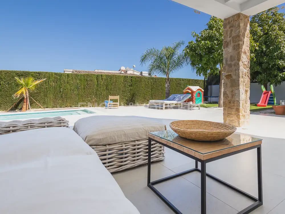 Villa/Maison de 4 chambres à louer à Denia avec piscine garage - 5 500 € (Ref: 9898239)