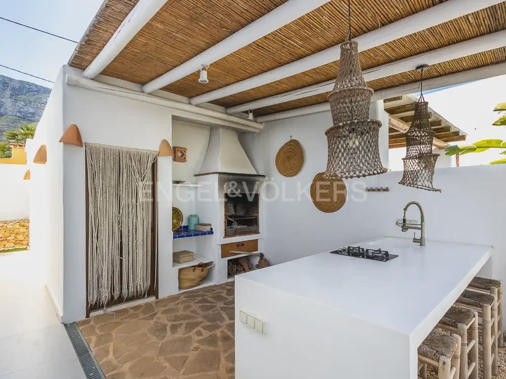Villa/Maison de 4 chambres à louer à Denia avec piscine garage - 5 500 € (Ref: 9898239)