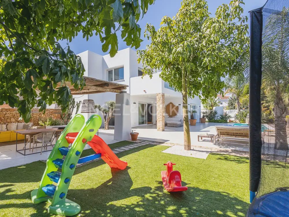 Villa/Maison de 4 chambres à louer à Denia avec piscine garage - 5 500 € (Ref: 9898239)