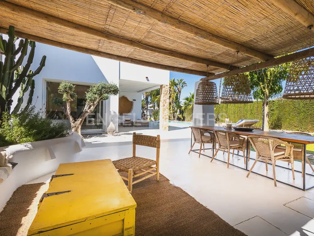 Villa/Maison de 4 chambres à louer à Denia avec piscine garage - 5 500 € (Ref: 9898239)