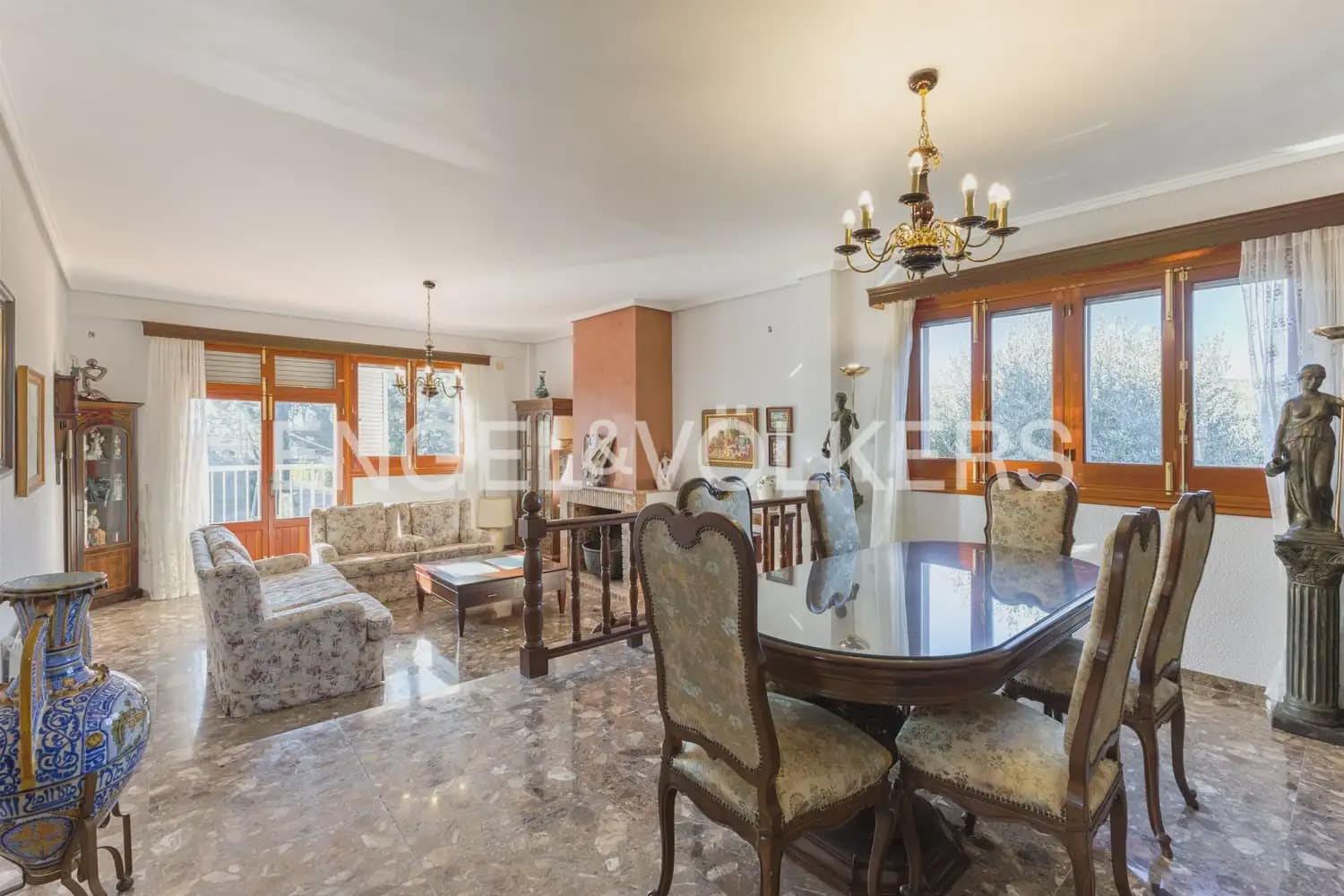 5 bedroom Villa for sale in Pedralba with pool garage - € 589,900 (Ref: 9898254)