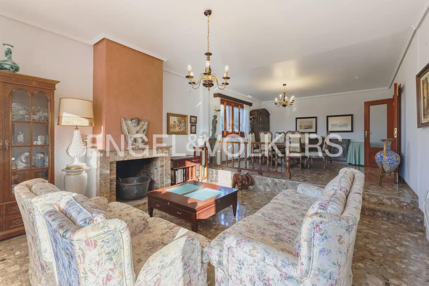 5 bedroom Villa for sale in Pedralba with pool garage - € 589,900 (Ref: 9898254)