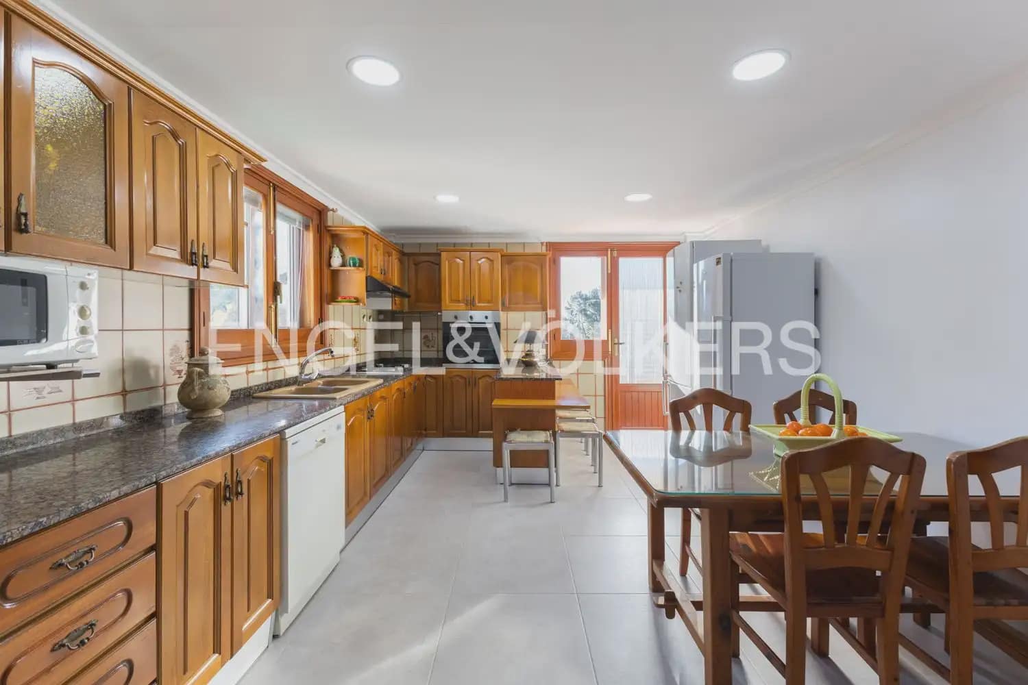 5 bedroom Villa for sale in Pedralba with pool garage - € 589,900 (Ref: 9898254)