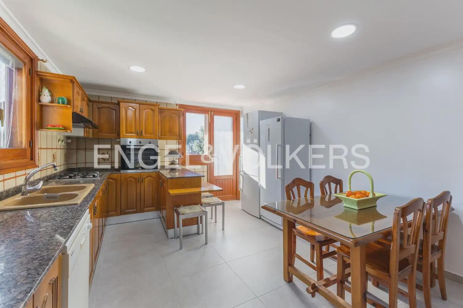 5 bedroom Villa for sale in Pedralba with pool garage - € 589,900 (Ref: 9898254)
