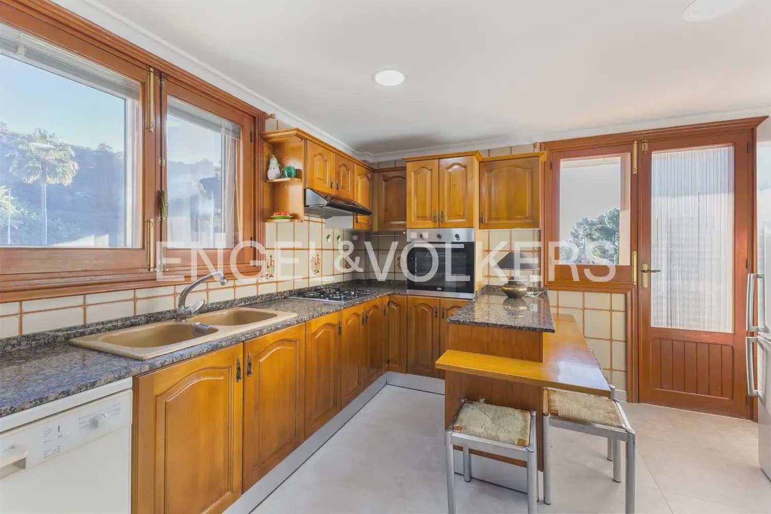 5 bedroom Villa for sale in Pedralba with pool garage - € 589,900 (Ref: 9898254)