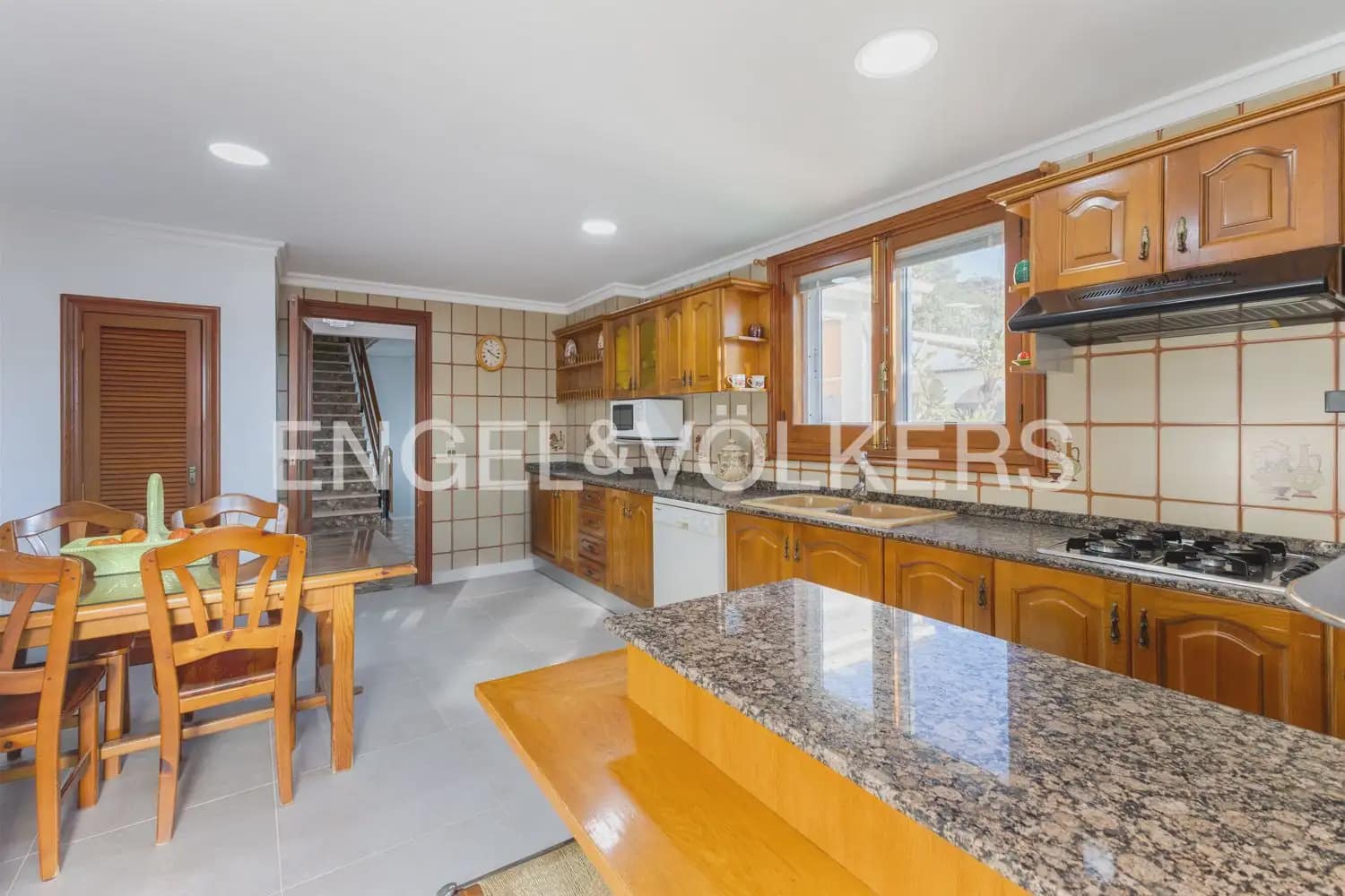 5 bedroom Villa for sale in Pedralba with pool garage - € 589,900 (Ref: 9898254)