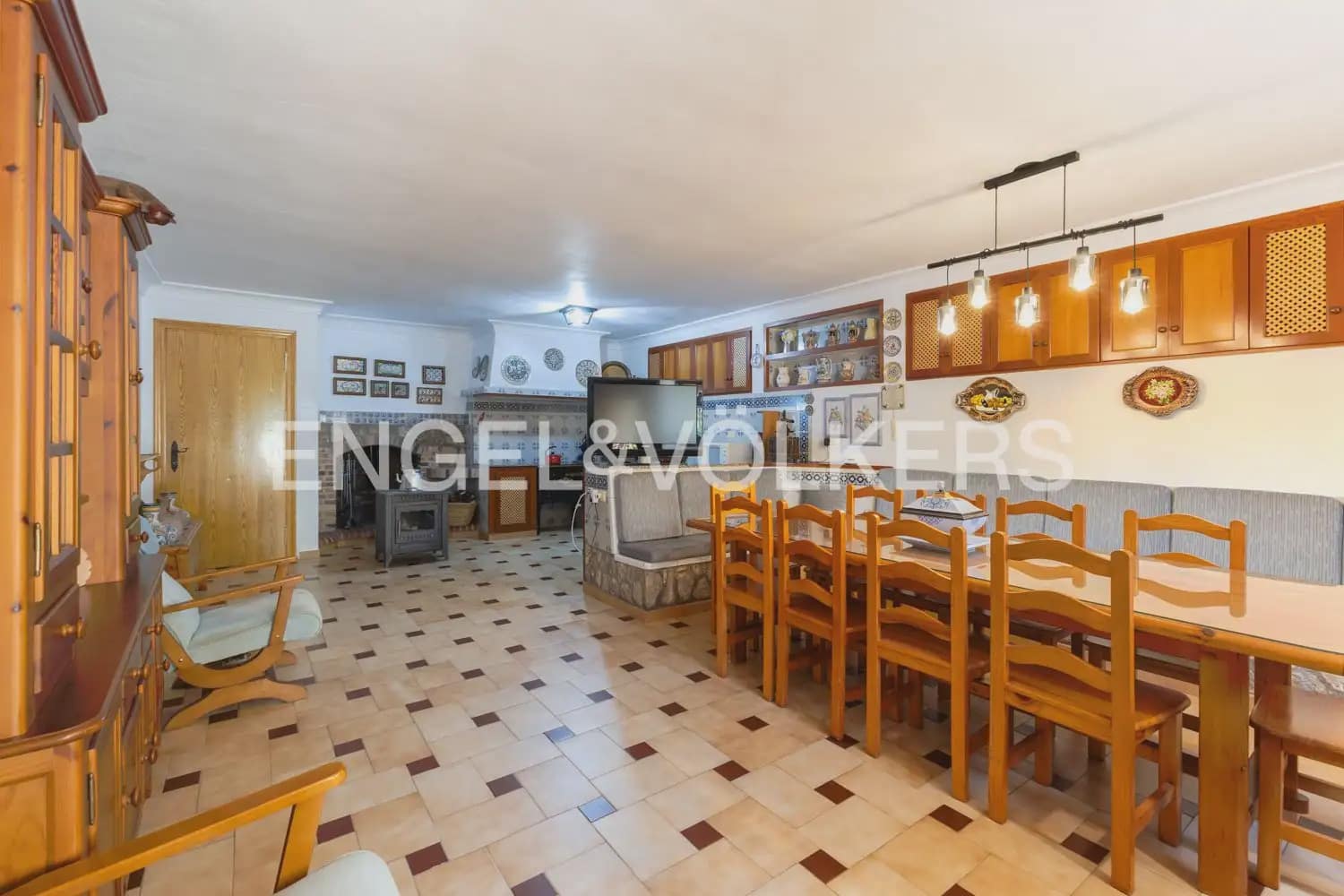 5 bedroom Villa for sale in Pedralba with pool garage - € 589,900 (Ref: 9898254)