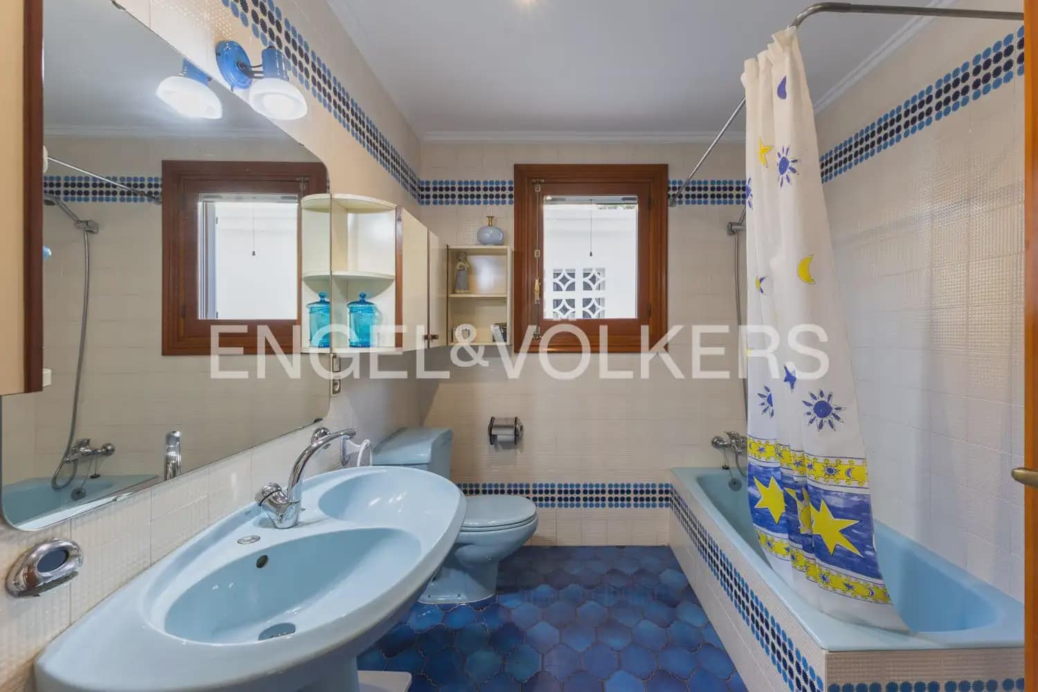 5 bedroom Villa for sale in Pedralba with pool garage - € 589,900 (Ref: 9898254)