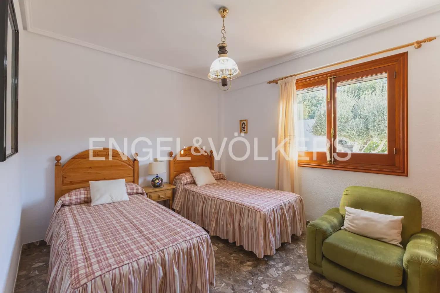 5 bedroom Villa for sale in Pedralba with pool garage - € 589,900 (Ref: 9898254)