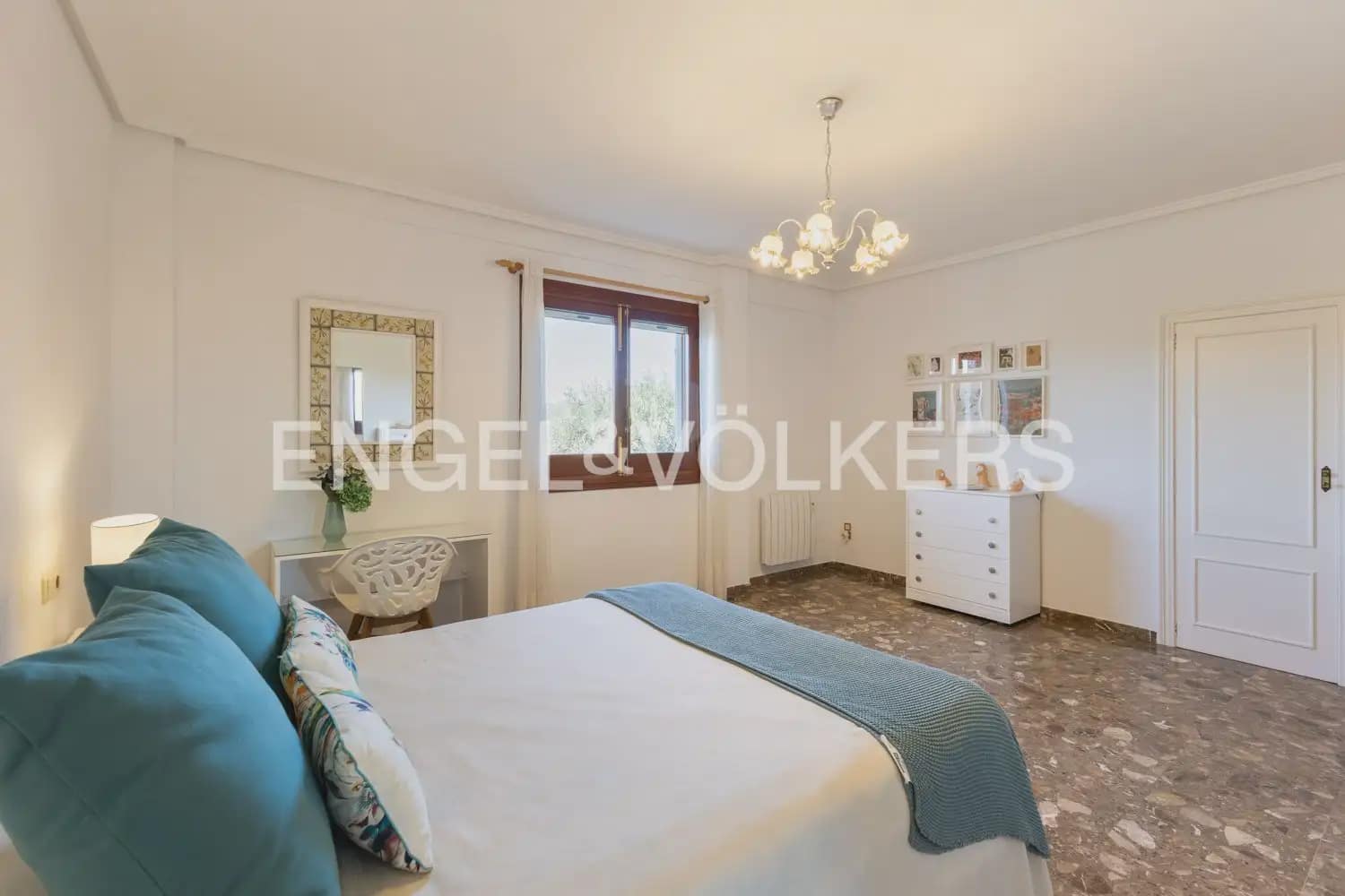 5 bedroom Villa for sale in Pedralba with pool garage - € 589,900 (Ref: 9898254)