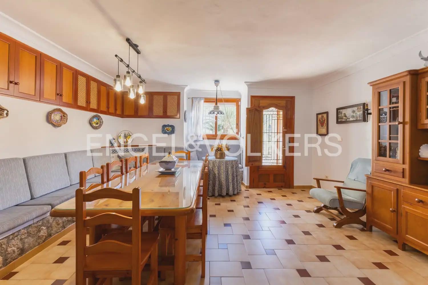 5 bedroom Villa for sale in Pedralba with pool garage - € 589,900 (Ref: 9898254)