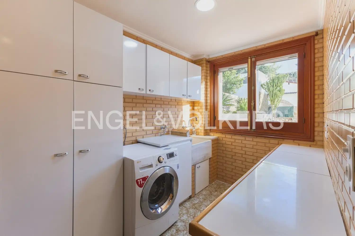 5 bedroom Villa for sale in Pedralba with pool garage - € 589,900 (Ref: 9898254)