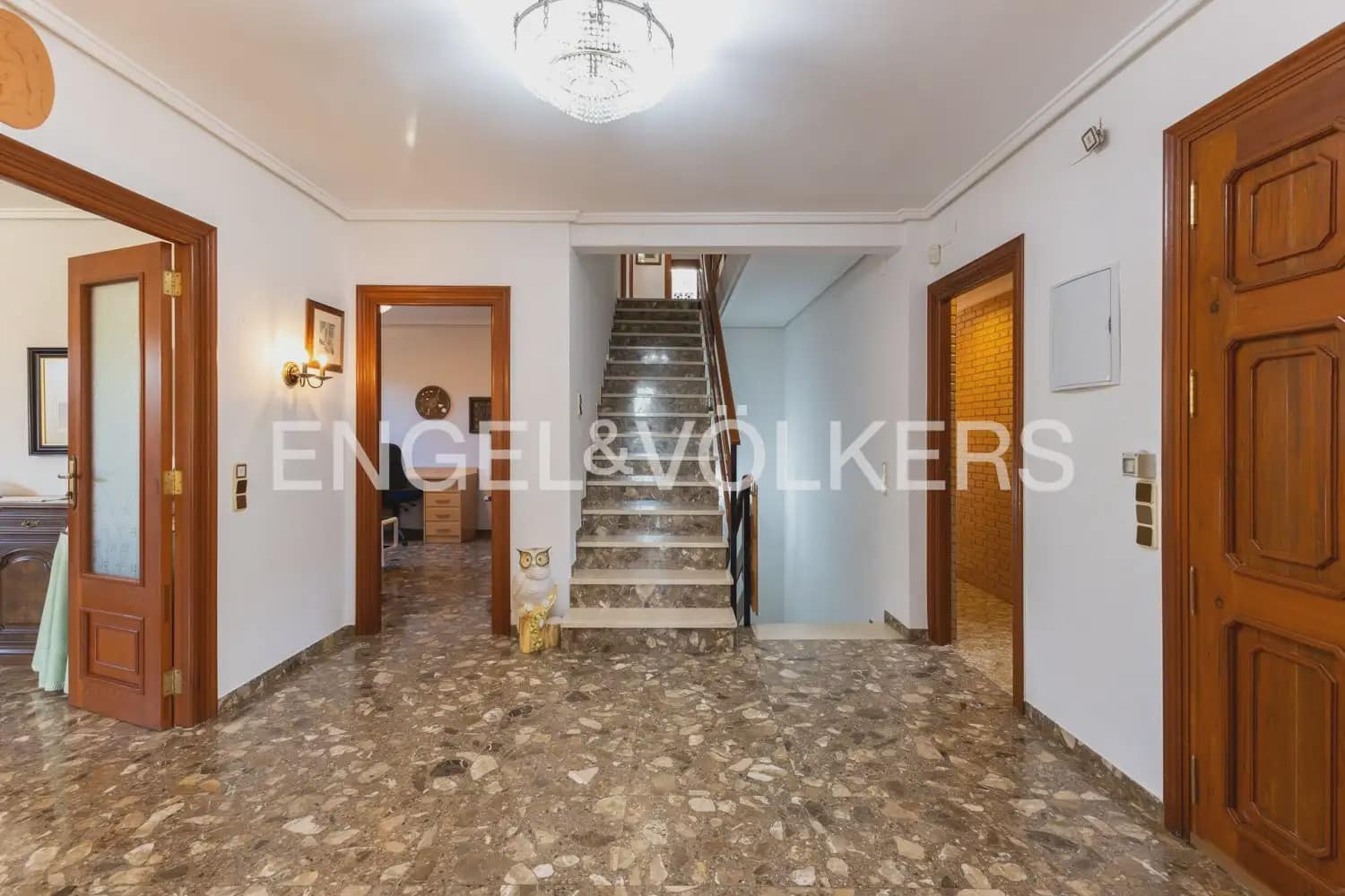 5 bedroom Villa for sale in Pedralba with pool garage - € 589,900 (Ref: 9898254)
