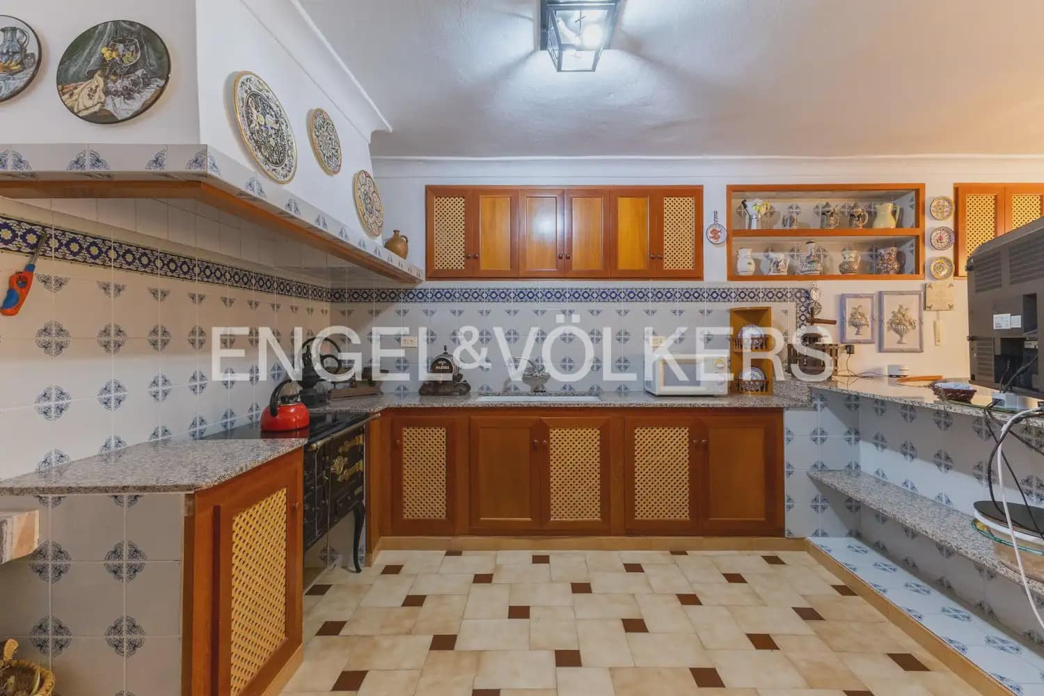 5 bedroom Villa for sale in Pedralba with pool garage - € 589,900 (Ref: 9898254)