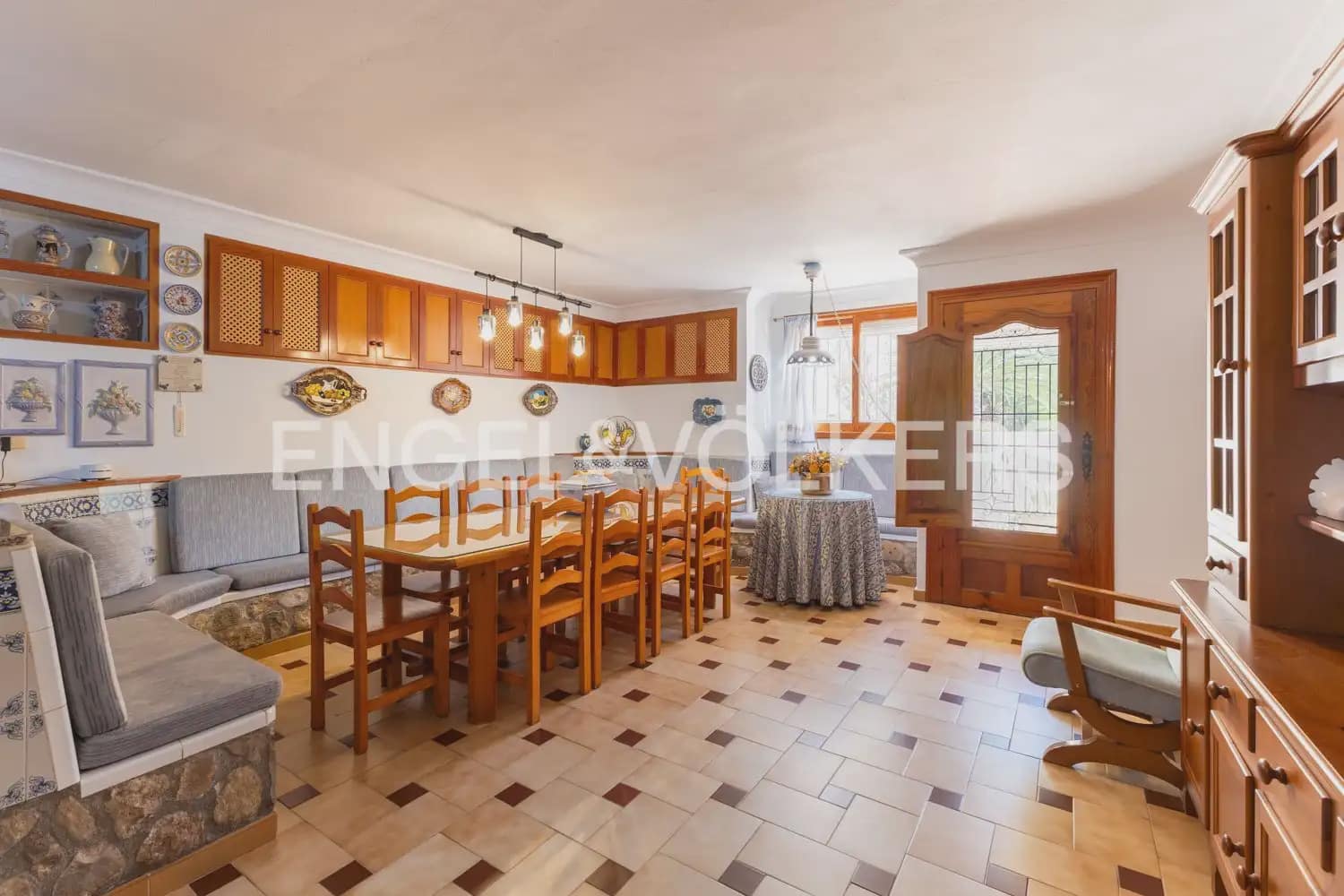 5 bedroom Villa for sale in Pedralba with pool garage - € 589,900 (Ref: 9898254)
