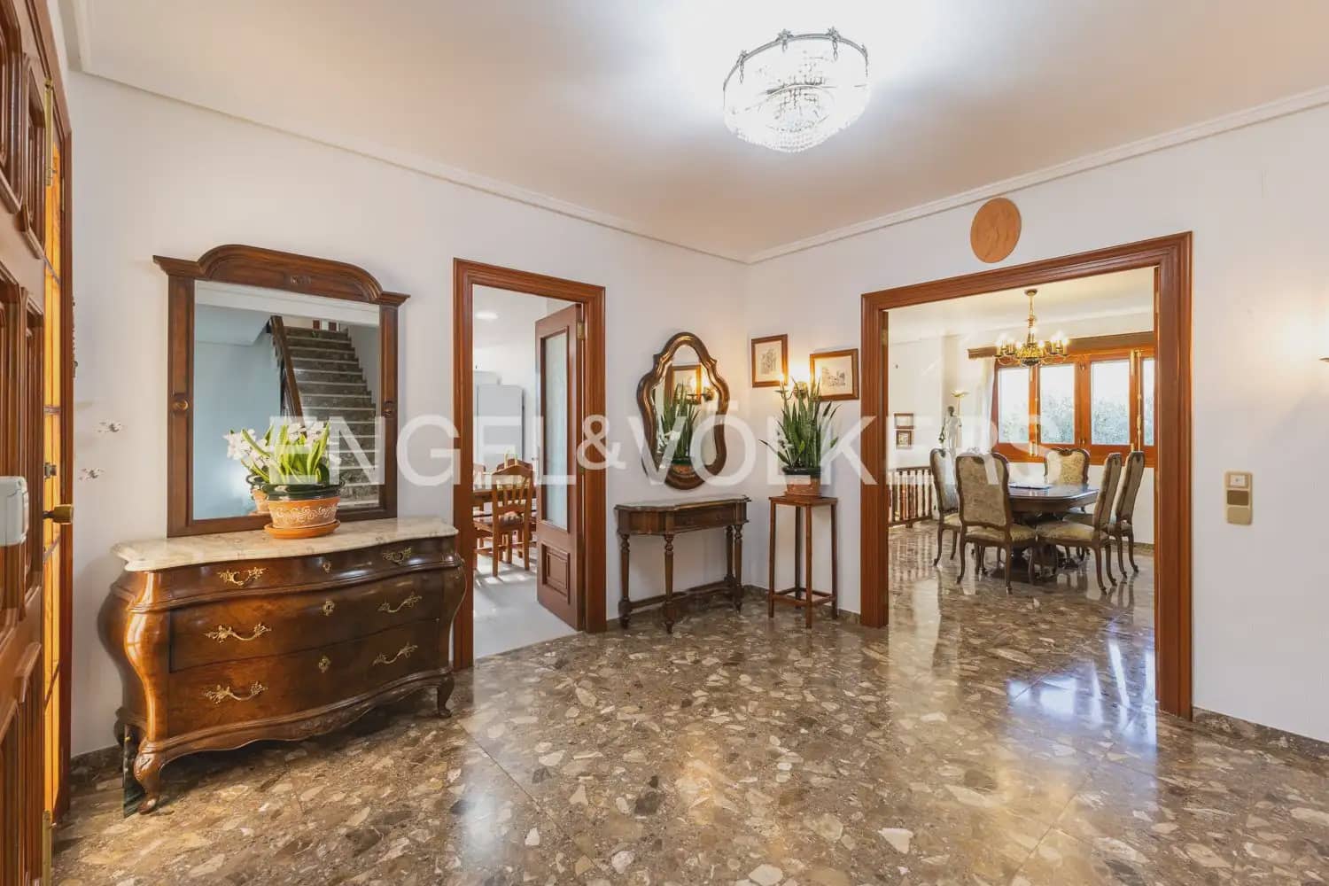 5 bedroom Villa for sale in Pedralba with pool garage - € 589,900 (Ref: 9898254)