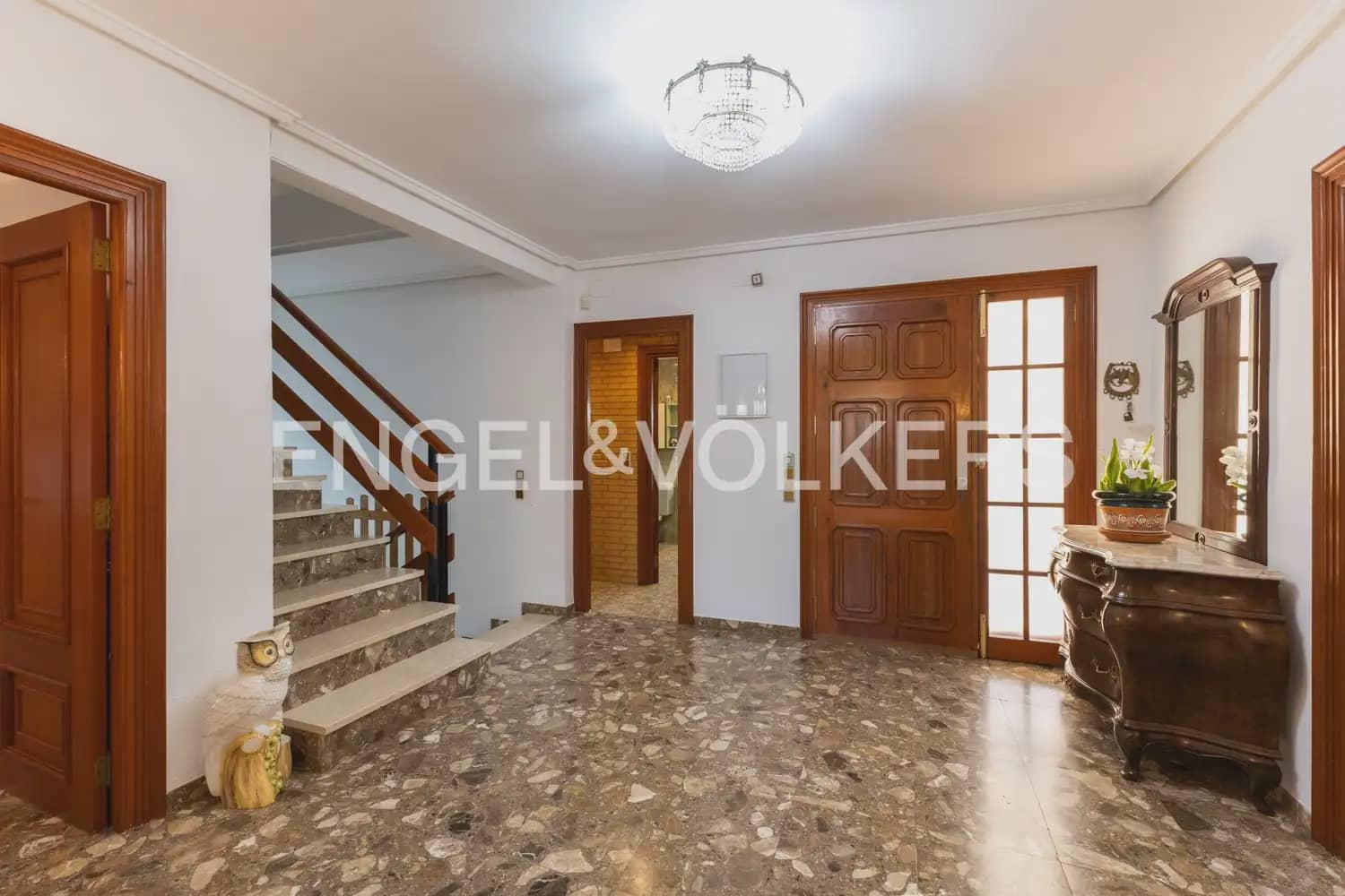 5 bedroom Villa for sale in Pedralba with pool garage - € 589,900 (Ref: 9898254)
