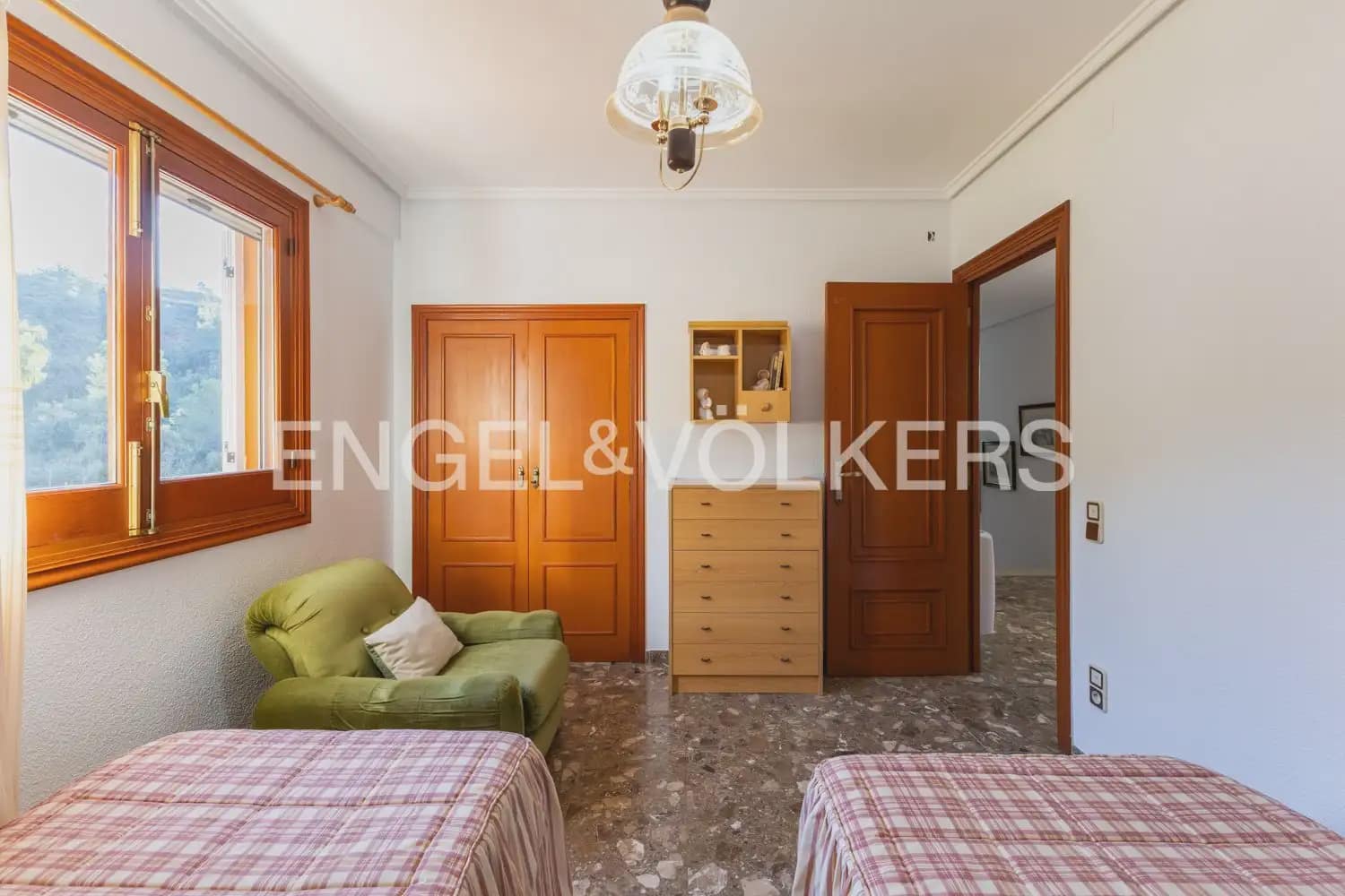 5 bedroom Villa for sale in Pedralba with pool garage - € 589,900 (Ref: 9898254)