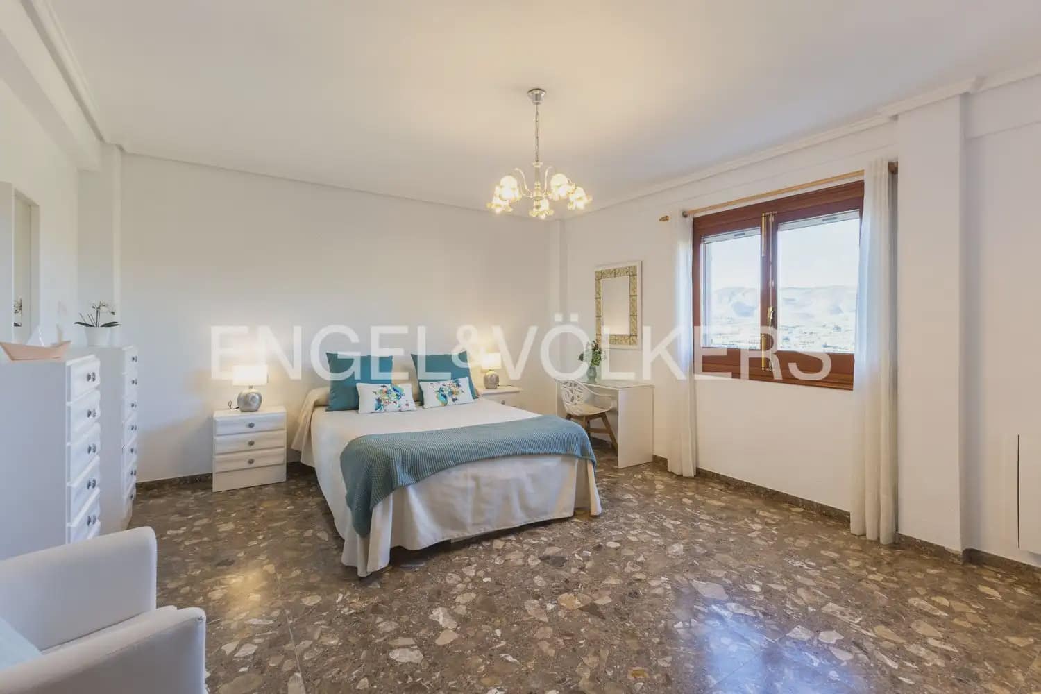 5 bedroom Villa for sale in Pedralba with pool garage - € 589,900 (Ref: 9898254)