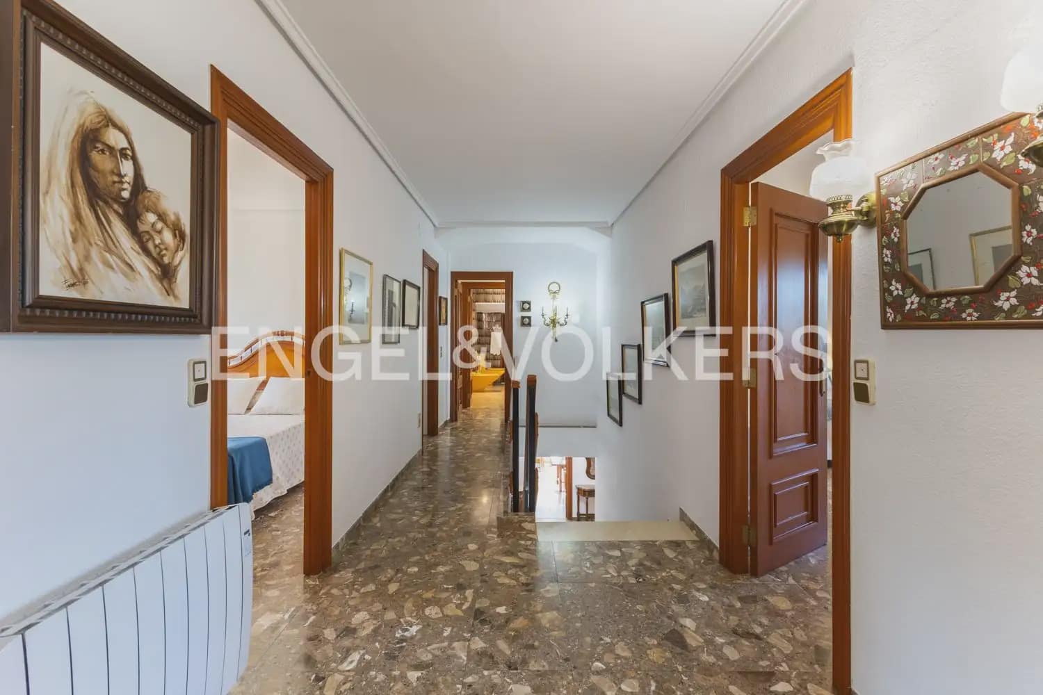 5 bedroom Villa for sale in Pedralba with pool garage - € 589,900 (Ref: 9898254)