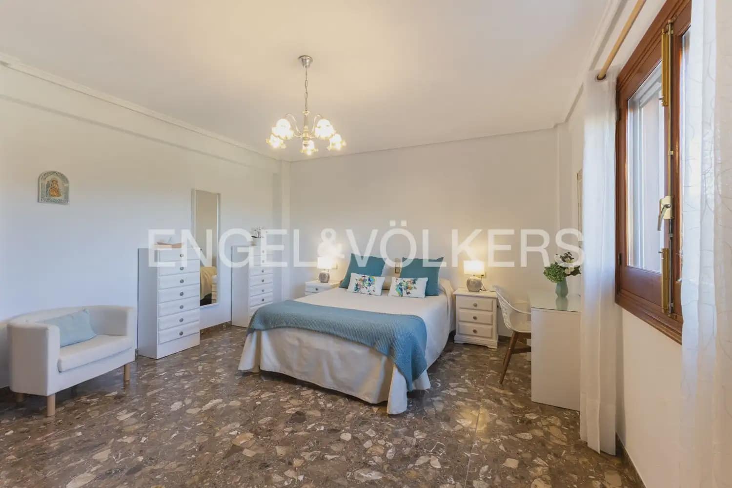 5 bedroom Villa for sale in Pedralba with pool garage - € 589,900 (Ref: 9898254)