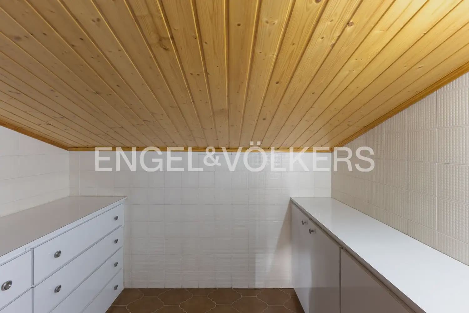 5 bedroom Villa for sale in Pedralba with pool garage - € 589,900 (Ref: 9898254)