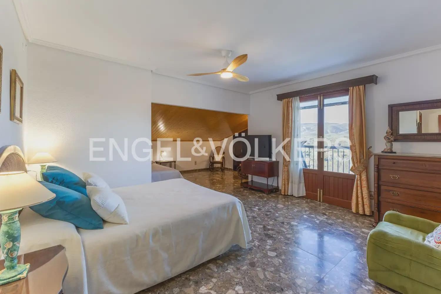 5 bedroom Villa for sale in Pedralba with pool garage - € 589,900 (Ref: 9898254)