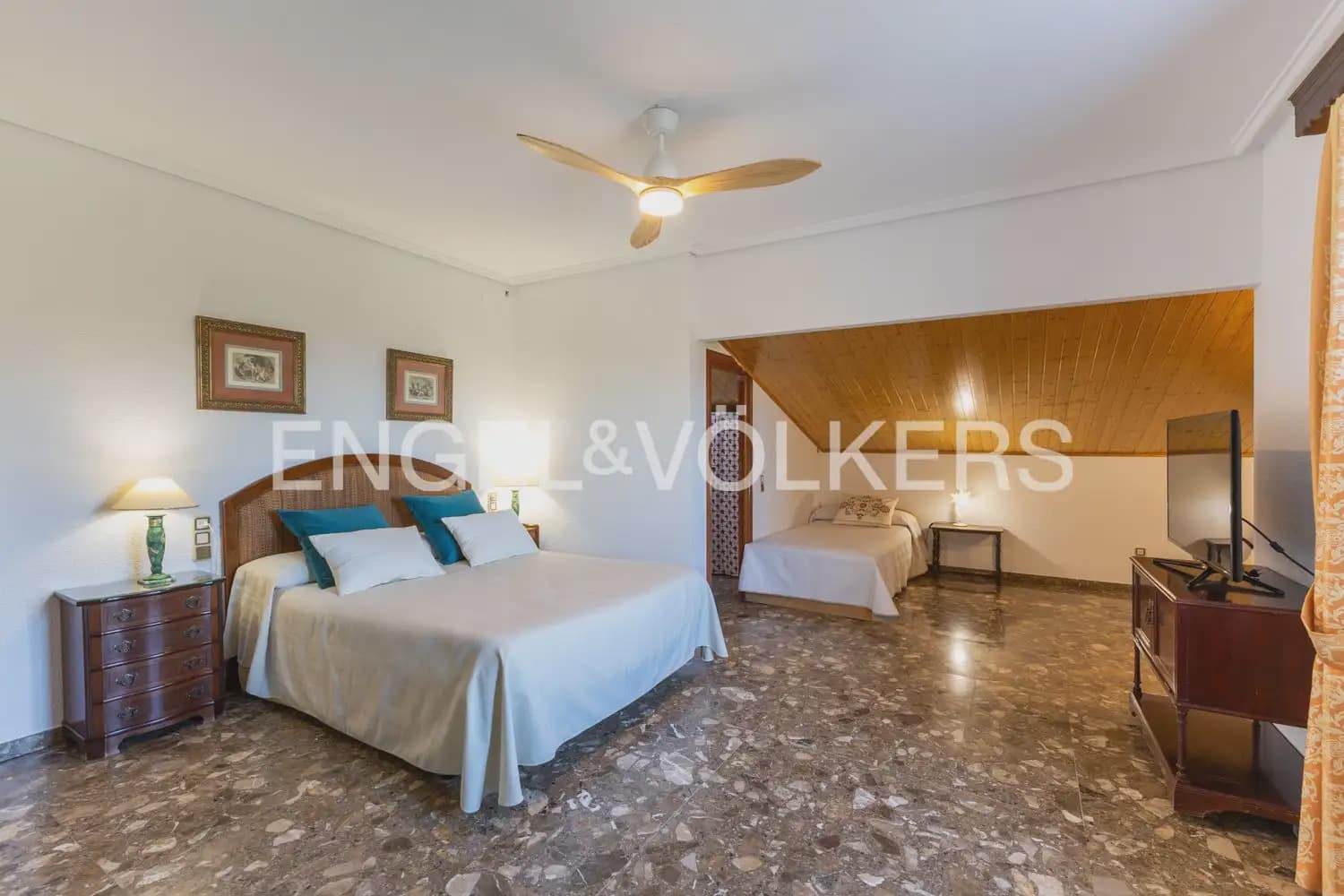 5 bedroom Villa for sale in Pedralba with pool garage - € 589,900 (Ref: 9898254)