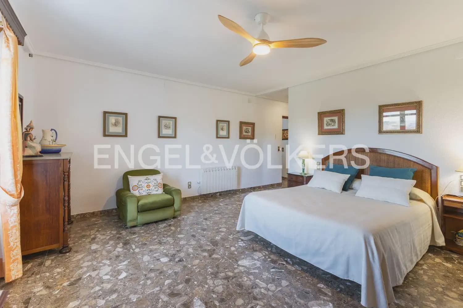5 bedroom Villa for sale in Pedralba with pool garage - € 589,900 (Ref: 9898254)