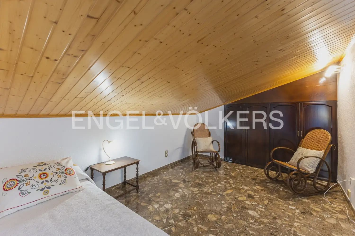 5 bedroom Villa for sale in Pedralba with pool garage - € 589,900 (Ref: 9898254)