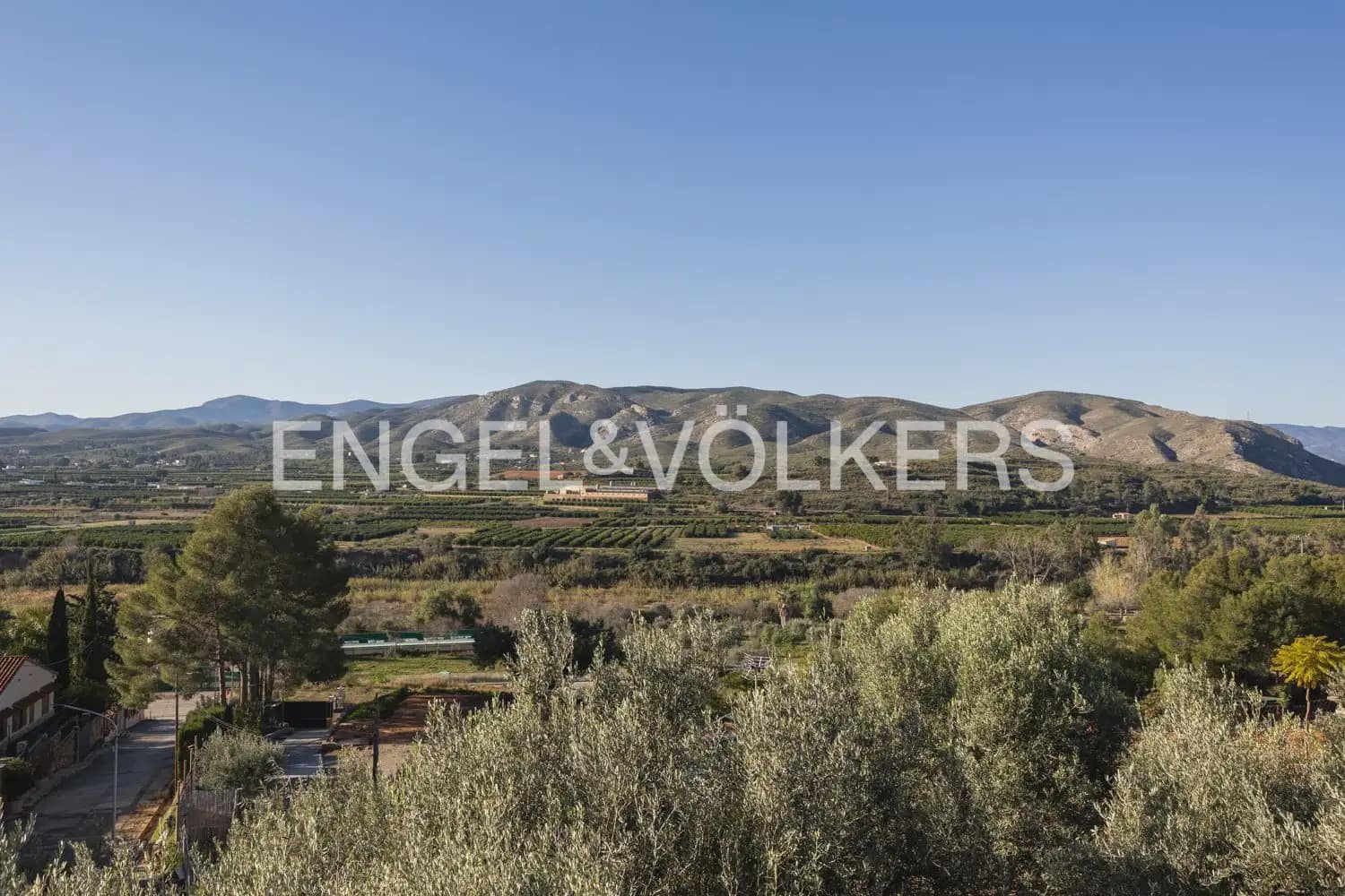 5 bedroom Villa for sale in Pedralba with pool garage - € 589,900 (Ref: 9898254)