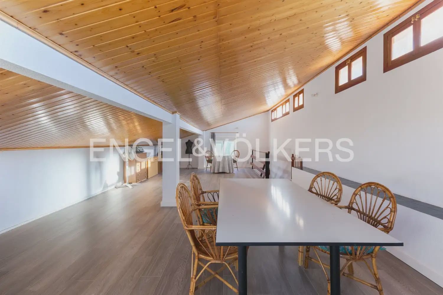 5 bedroom Villa for sale in Pedralba with pool garage - € 589,900 (Ref: 9898254)