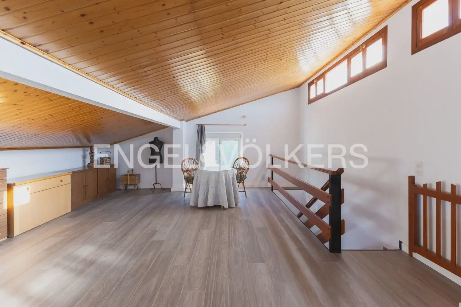 5 bedroom Villa for sale in Pedralba with pool garage - € 589,900 (Ref: 9898254)