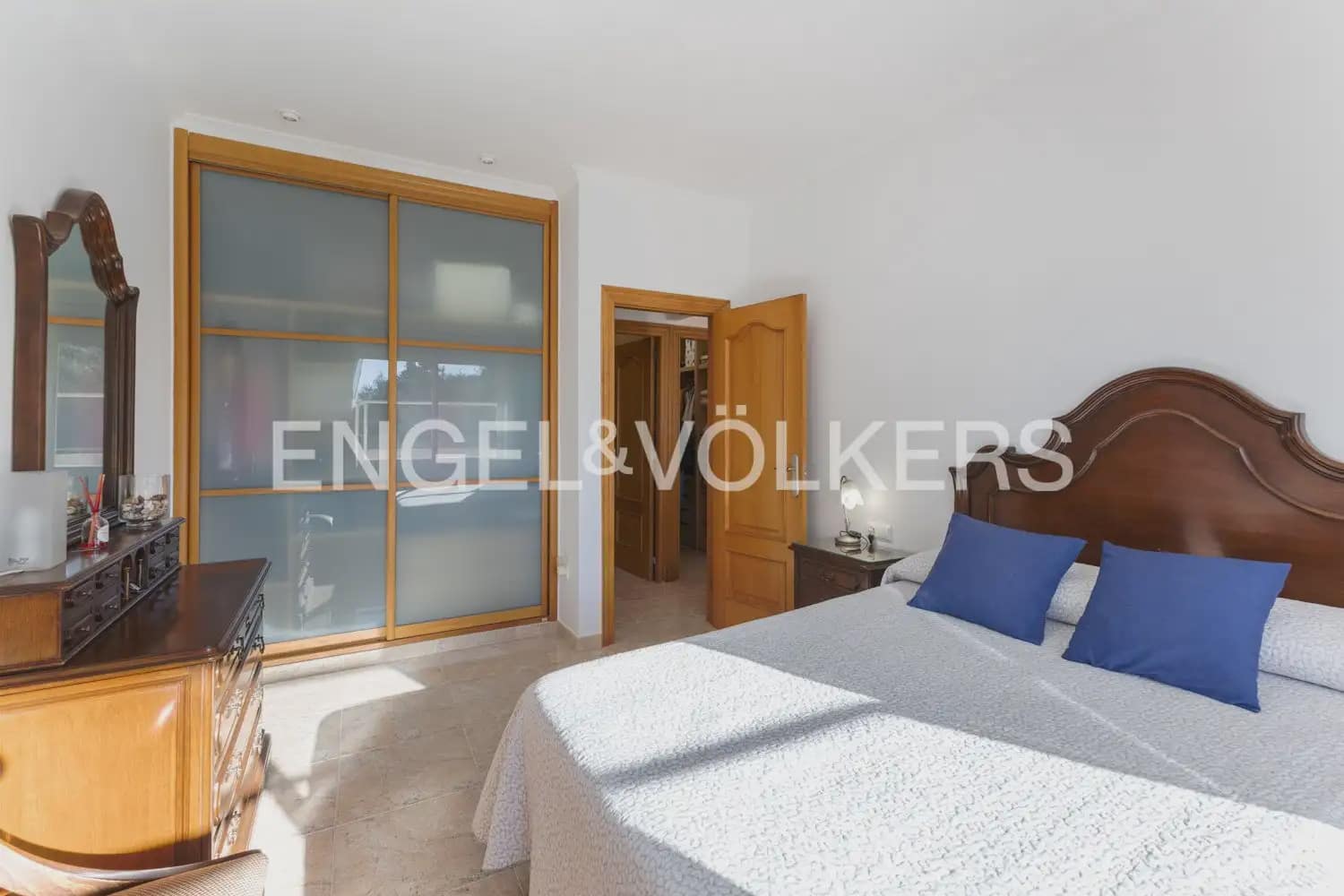 5 bedroom Villa for sale in Pedralba with pool garage - € 589,900 (Ref: 9898254)
