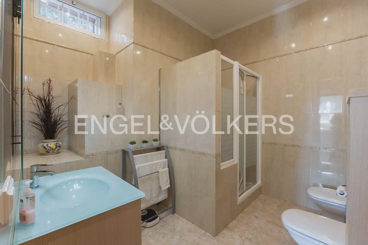 5 bedroom Villa for sale in Pedralba with pool garage - € 589,900 (Ref: 9898254)