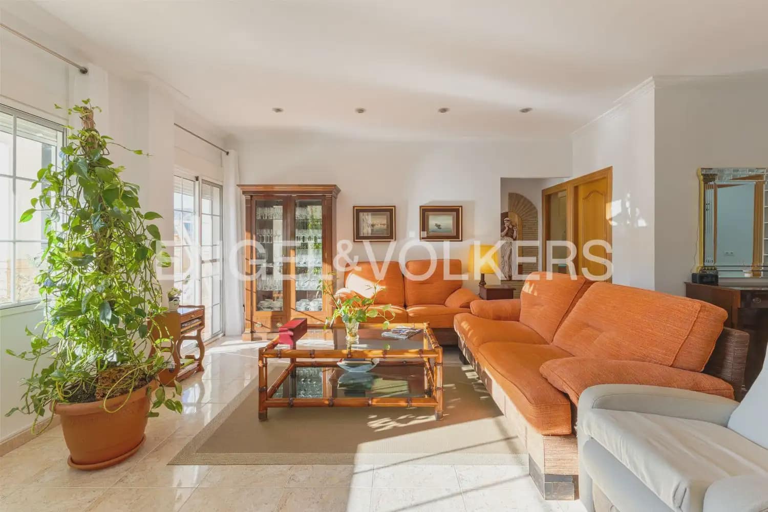 5 bedroom Villa for sale in Pedralba with pool garage - € 589,900 (Ref: 9898254)