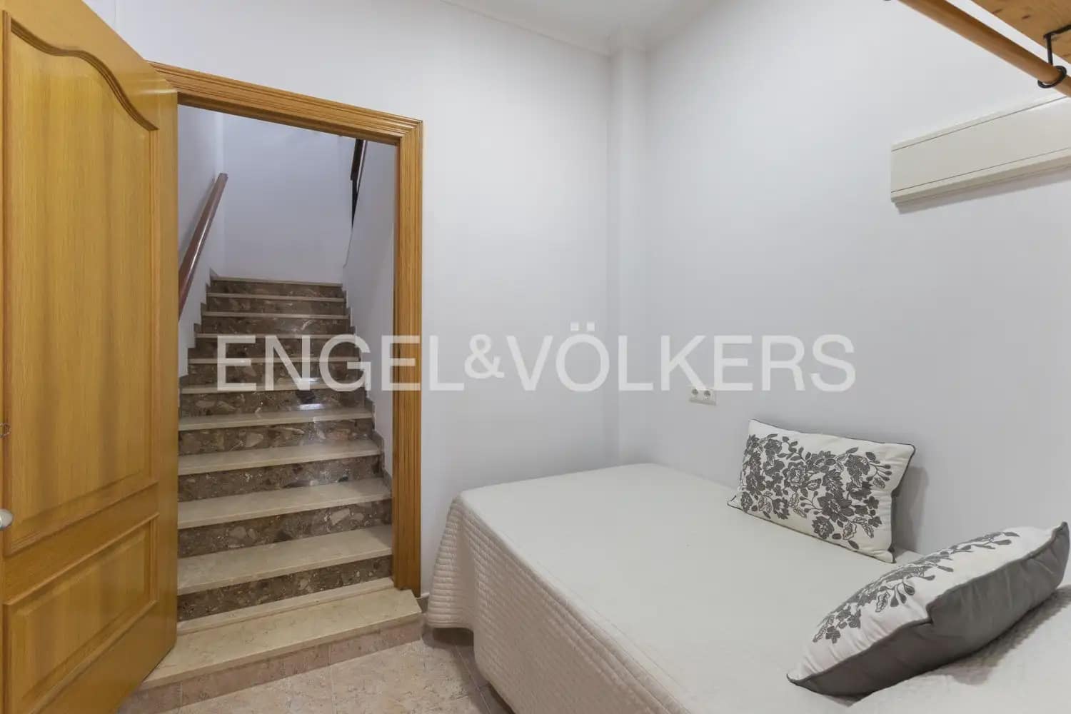 5 bedroom Villa for sale in Pedralba with pool garage - € 589,900 (Ref: 9898254)